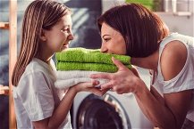 mamma e bambina davanti alla lavatrice