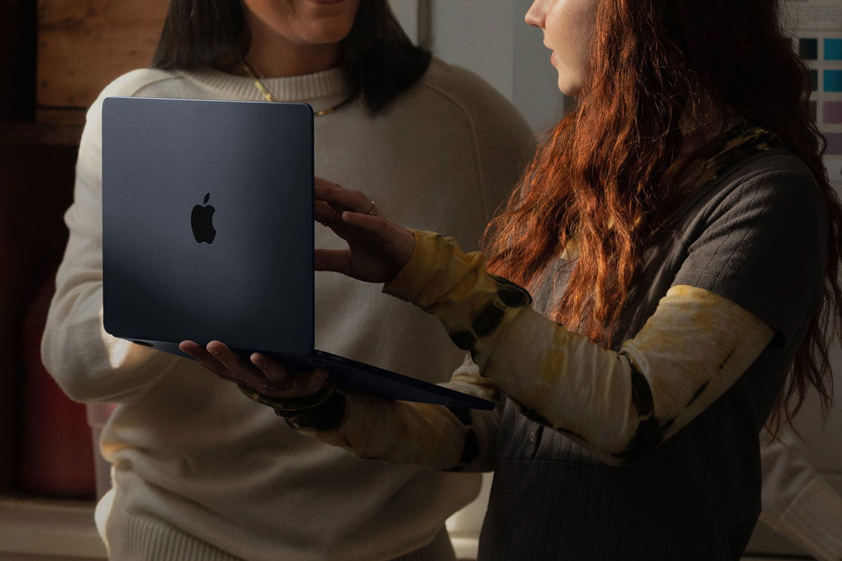 Ragazza che tiene in mao il MacBook Air M2