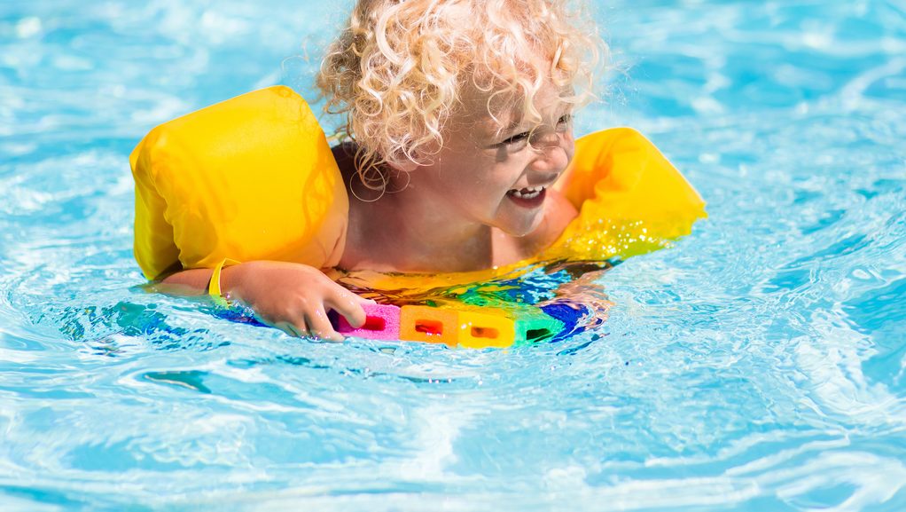 bambino in acqua con braccioli