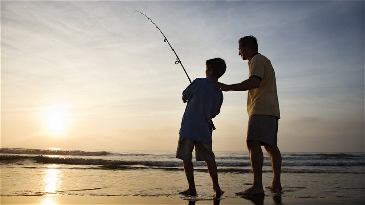 bambino e padre a pesca