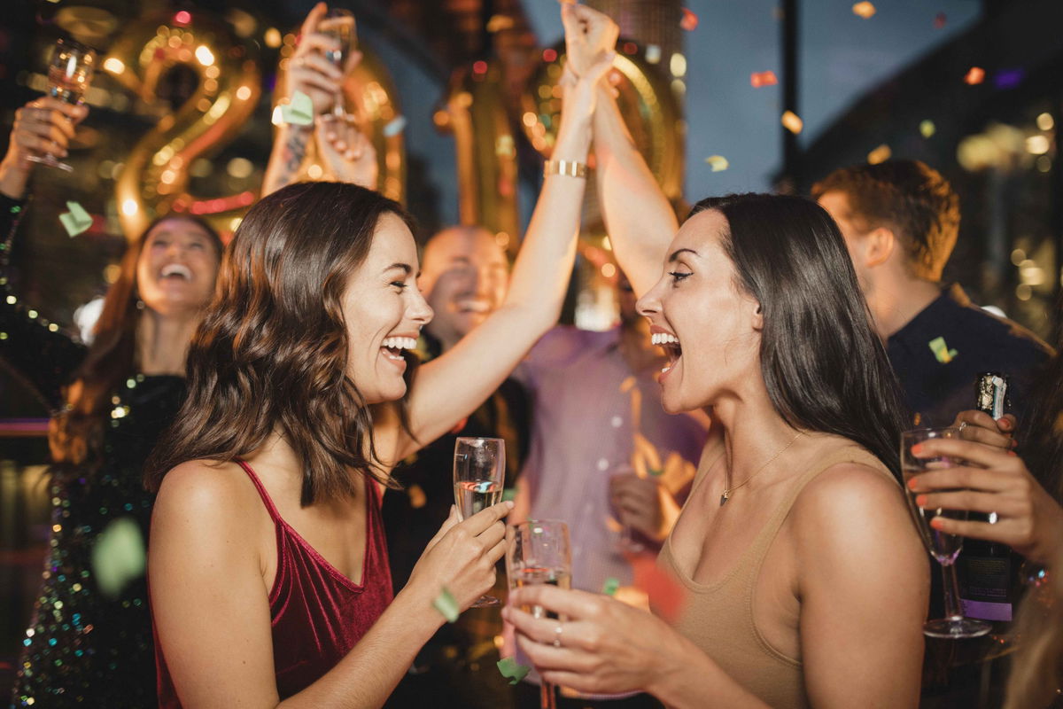 Due ragazze che brindano ad una festa di capodanno