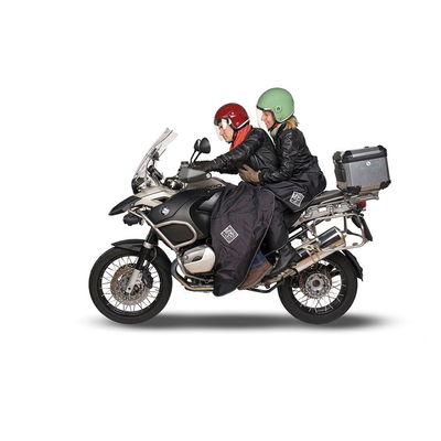 persone in moto con coperta