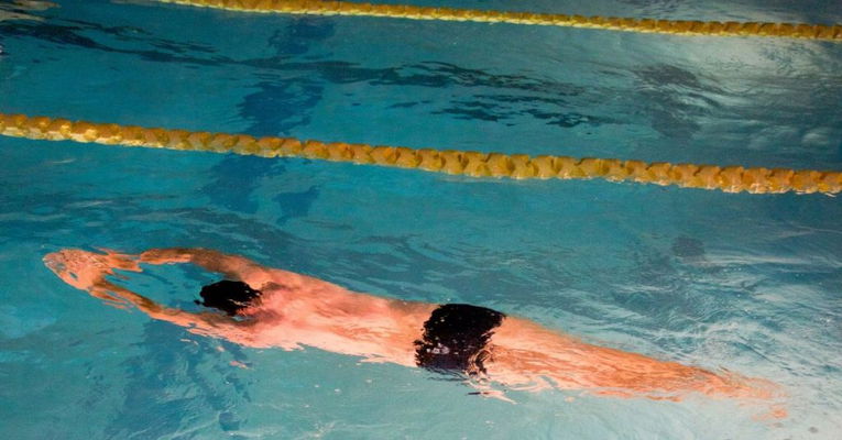 ragazzo che nuota in piscina