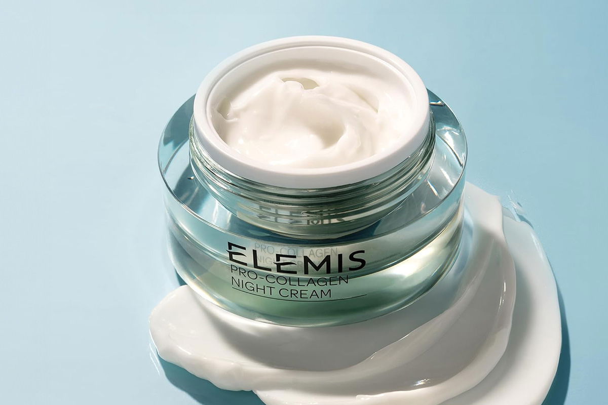 crema antirughe elemis aperta sfondo celeste