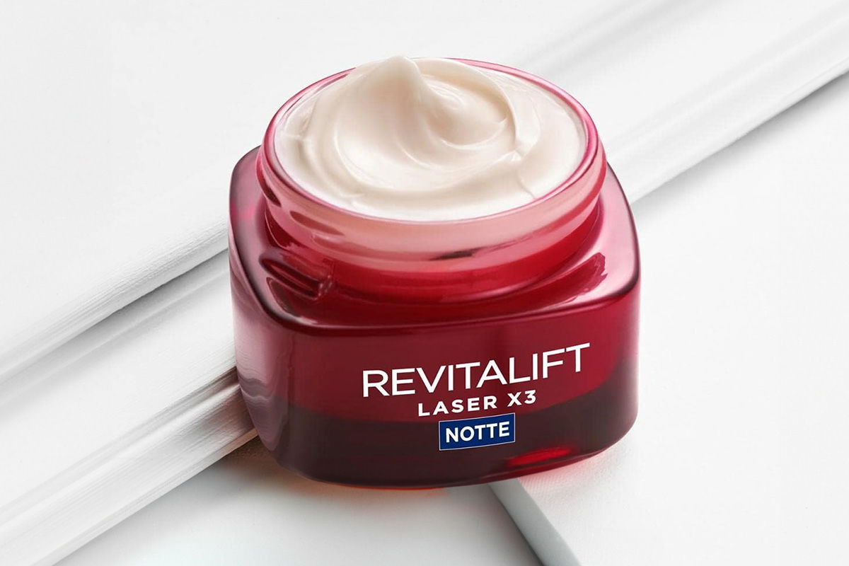 crema antirughe revitalift aperta su sfondo bianco