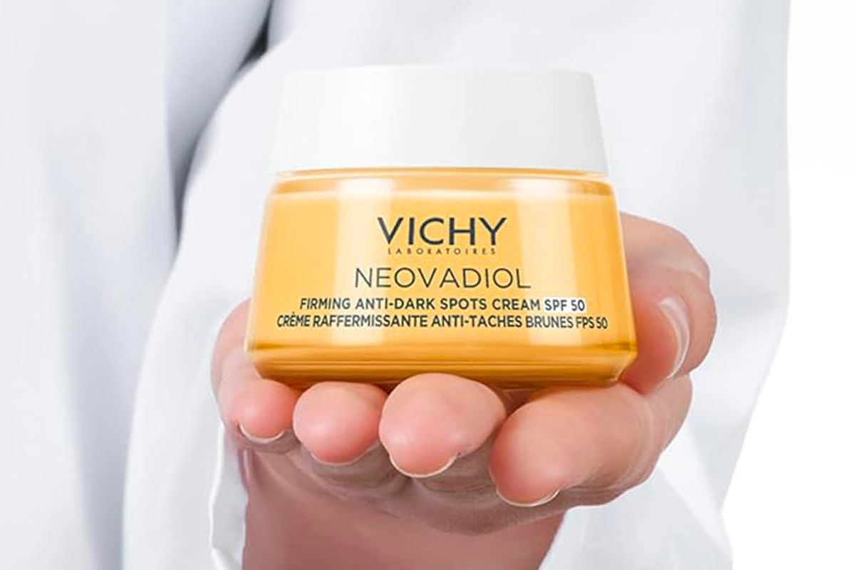 donna che tiene in mano crema viso menopausa vichy 