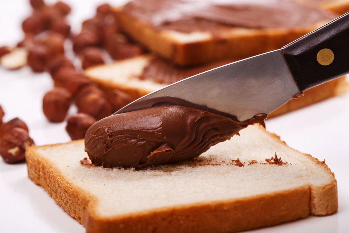 crema cioccolato spalmabile su fetta di pane in cassetta