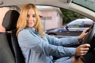 donna seduta in auto