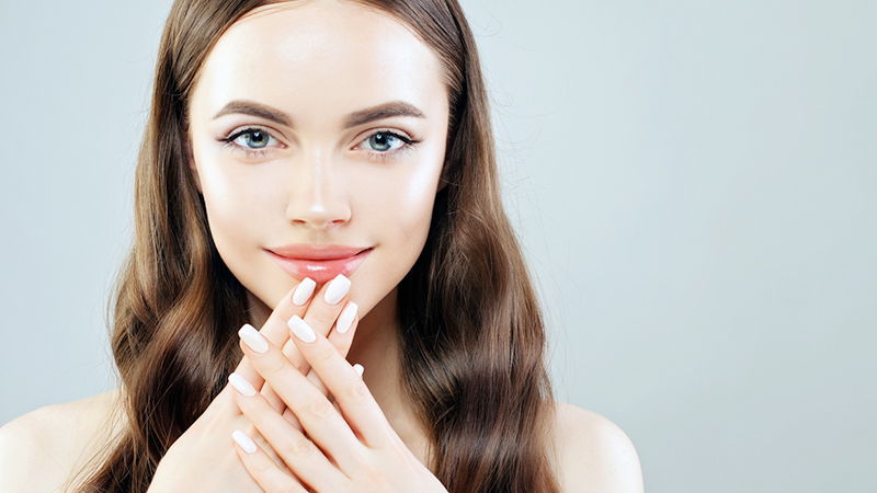 ragazza che mostra la sua manicure perfetta