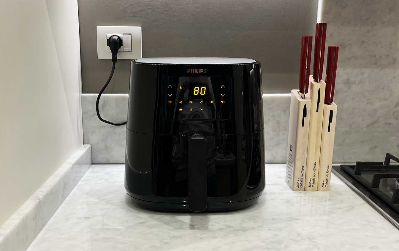 friggitrice ad aria philips nera su piano da cucina