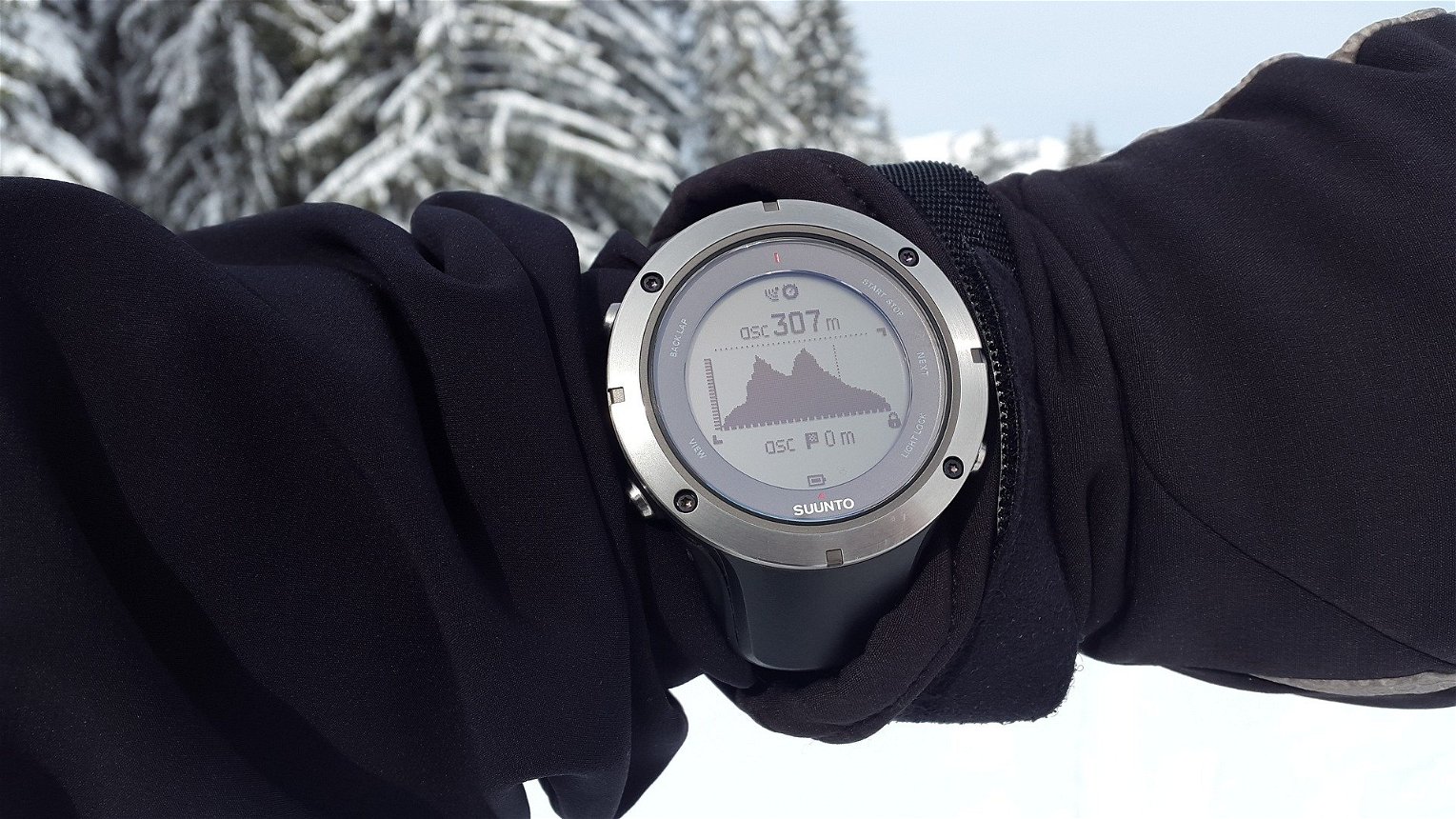 Orologio GPS da montagna al polso di un escursionista sulla neve