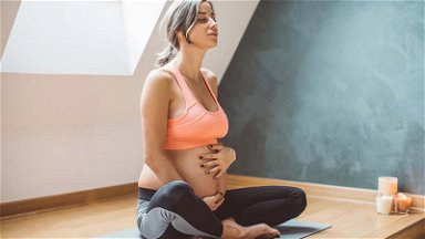 donna incinta che pratica yoga