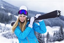 ragazza con sci sulla neve