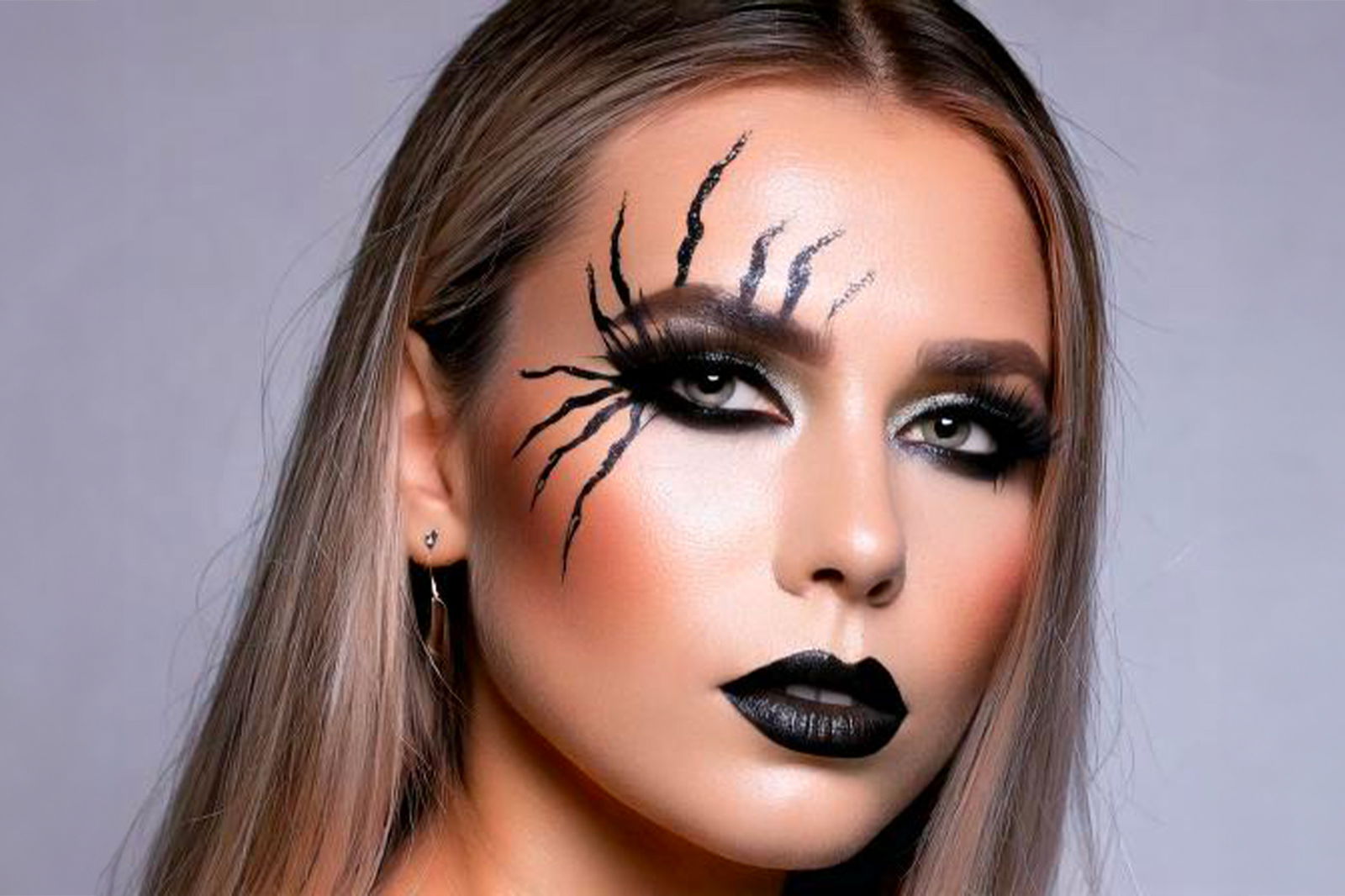 Donna truccata per Halloween con trucco ragnatela 