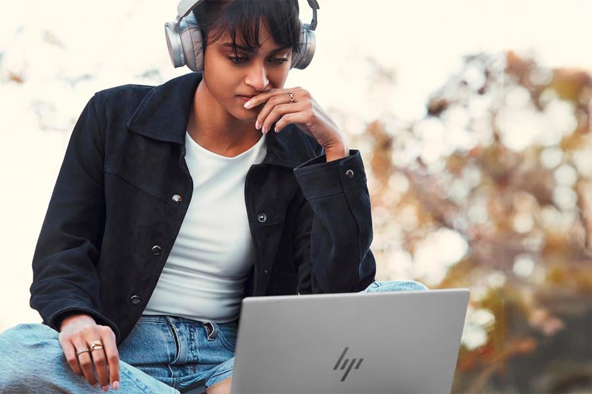 Ragazza con il notebook Hp Pavillon Plus