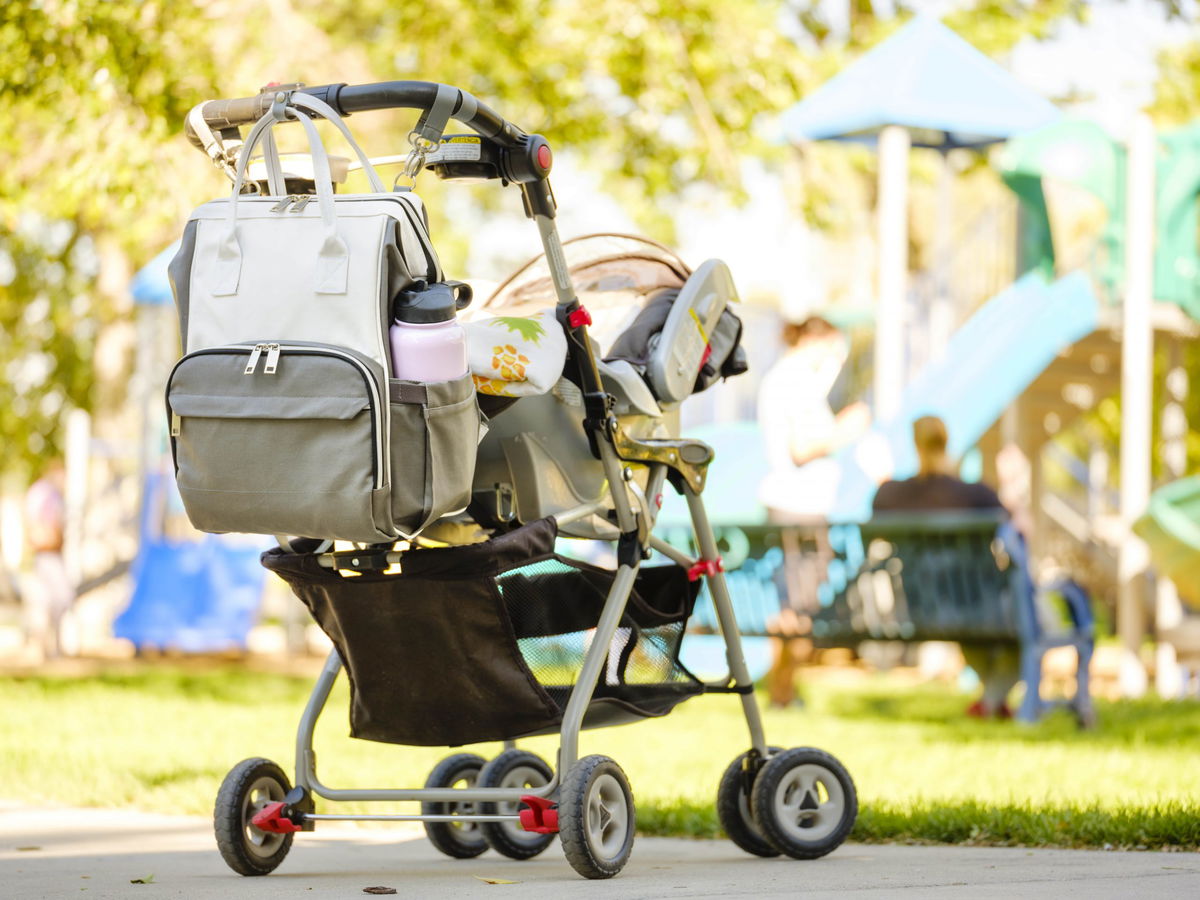 passeggino con borsa fasciatoio al parco