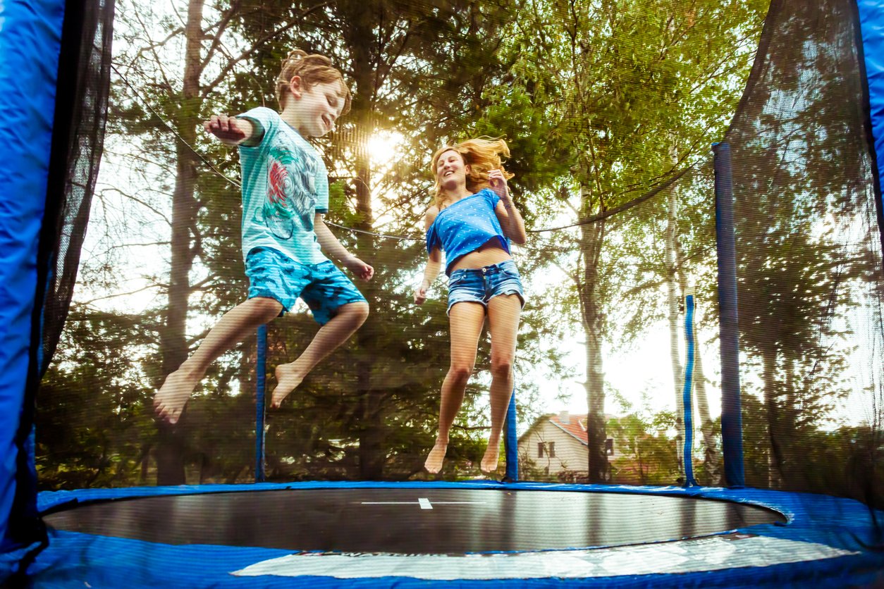 Vediamo chi salta più in alto con il trampolino elastico in&outdoor