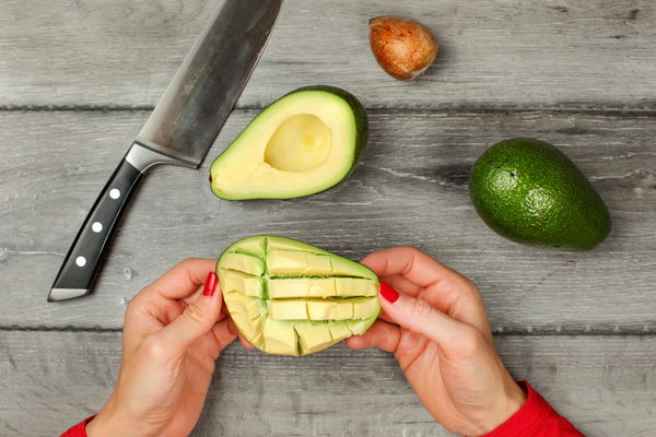 Spicchi perfetti e guacamole da chef. Affettare lavocado è un gioco da ragazzi