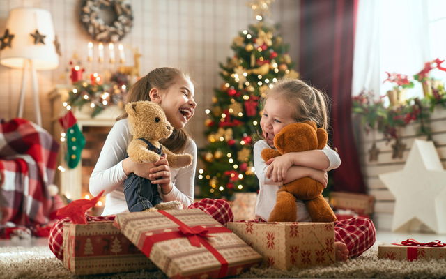 bambine che scartano i regali di natale