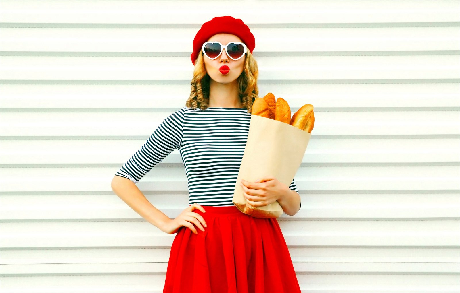 donna con basco rosso francese e baguette