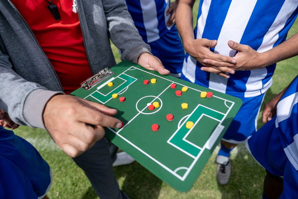 squadra di calcio con lavagna tattica 