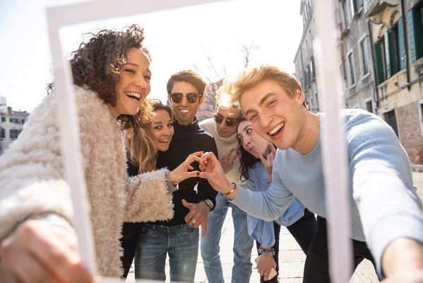 gruppo di amici si fa un selfie 