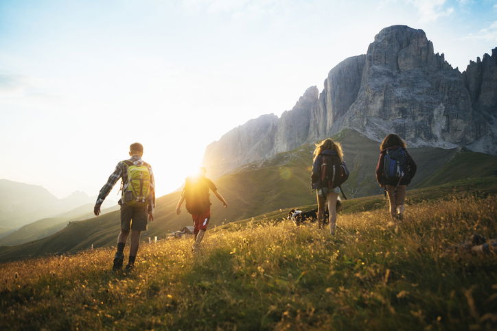 ragazzi che fanno trekking in montagna