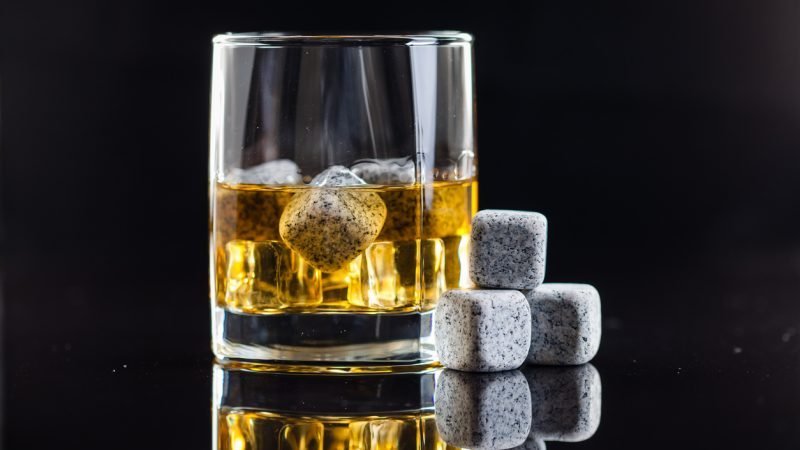 cubetti refrigeranti in un bicchiere con whisky