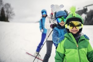 bambini sulle piste da sci