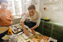 Amiche che preparano il sushi