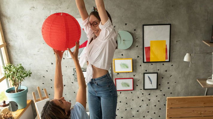 Due donne appendono decorazioni