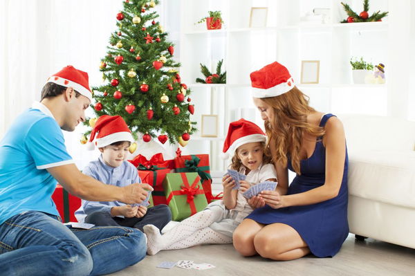 famiglia che gioca a carte a natale