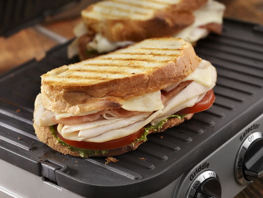 Turkey Club Panino su piastra elettrica da cucina