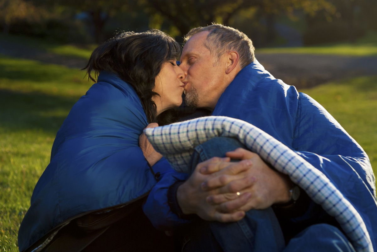 sacco a pelo matrimoniale coppia che si bacia