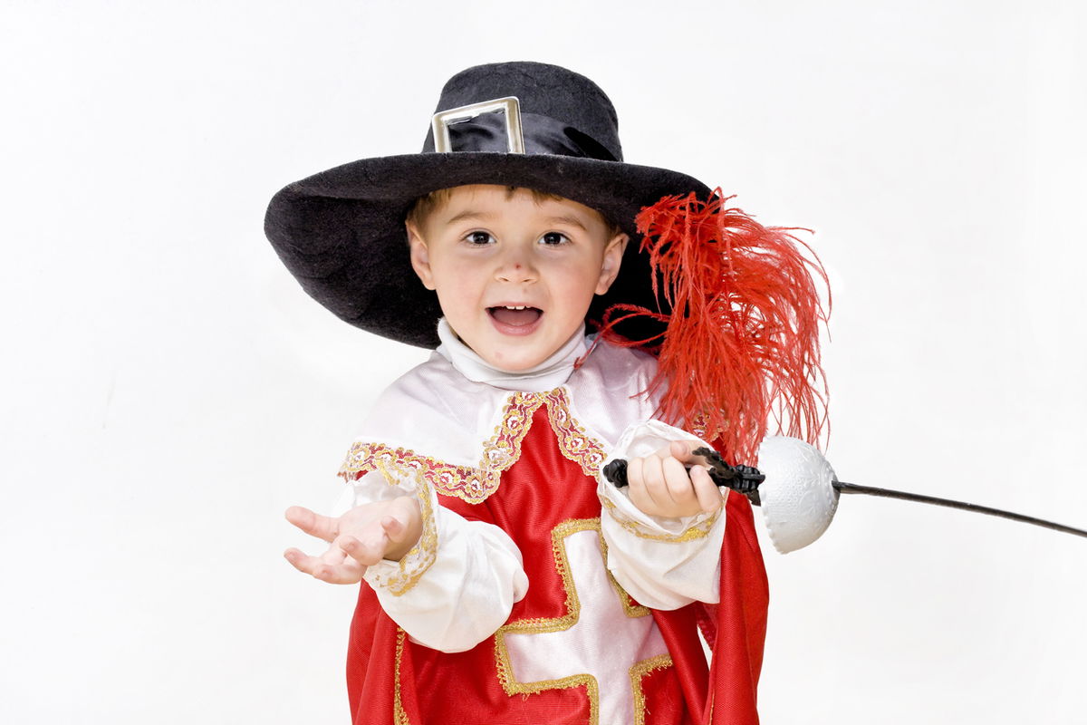 bambino in costume moschettiere