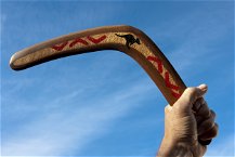 boomerang tenuto in mano