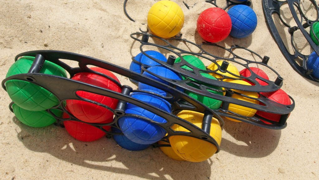 set di bocce sulla spiaggia 