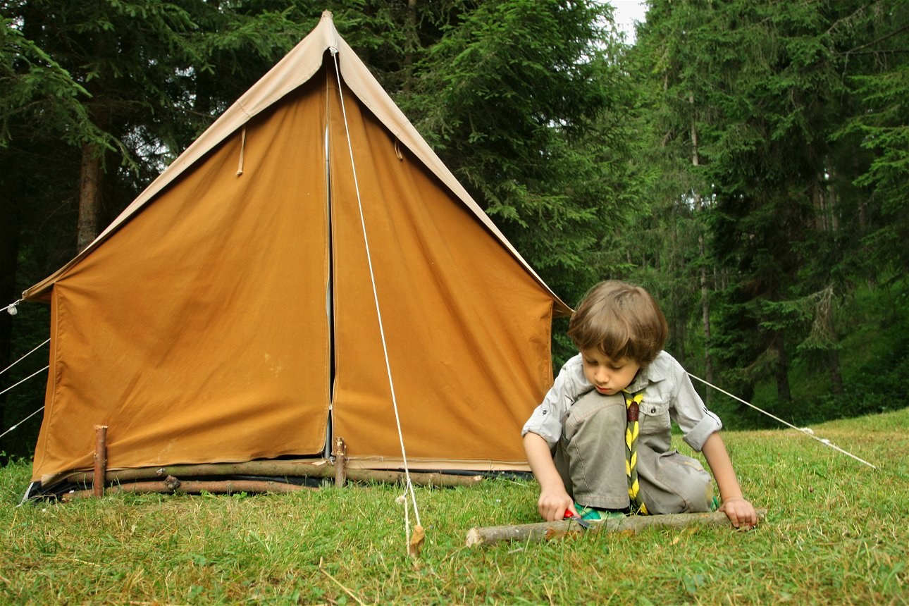 bambino in campeggio