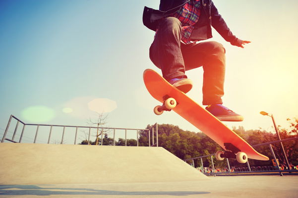 ragazzo su skateboard