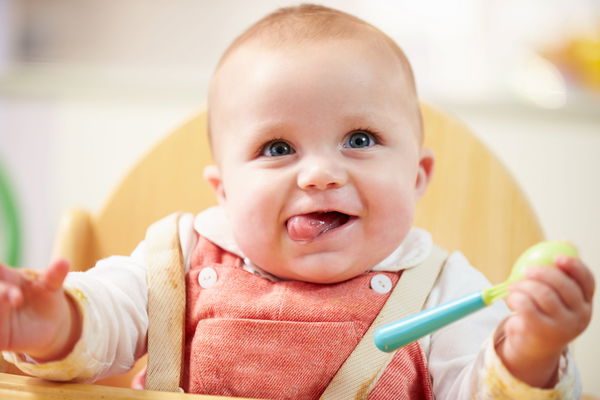 Col set pappa per lo svezzamento si impara a mangiare da grandi