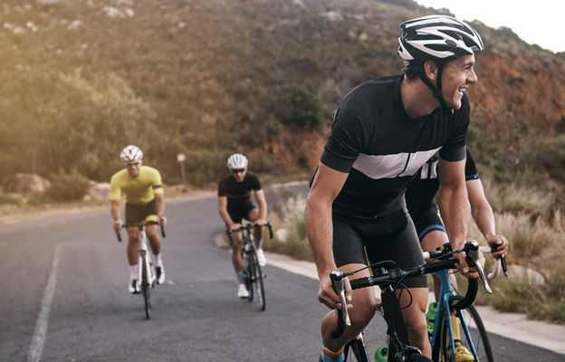 ciclisti su strada