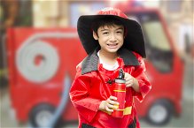 bambino vestito da pompiere 