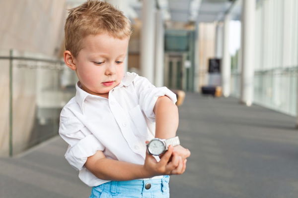 Bambino in primo piano con orologio