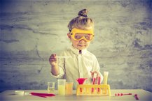 bambina che gioca con laboratorio di chimica