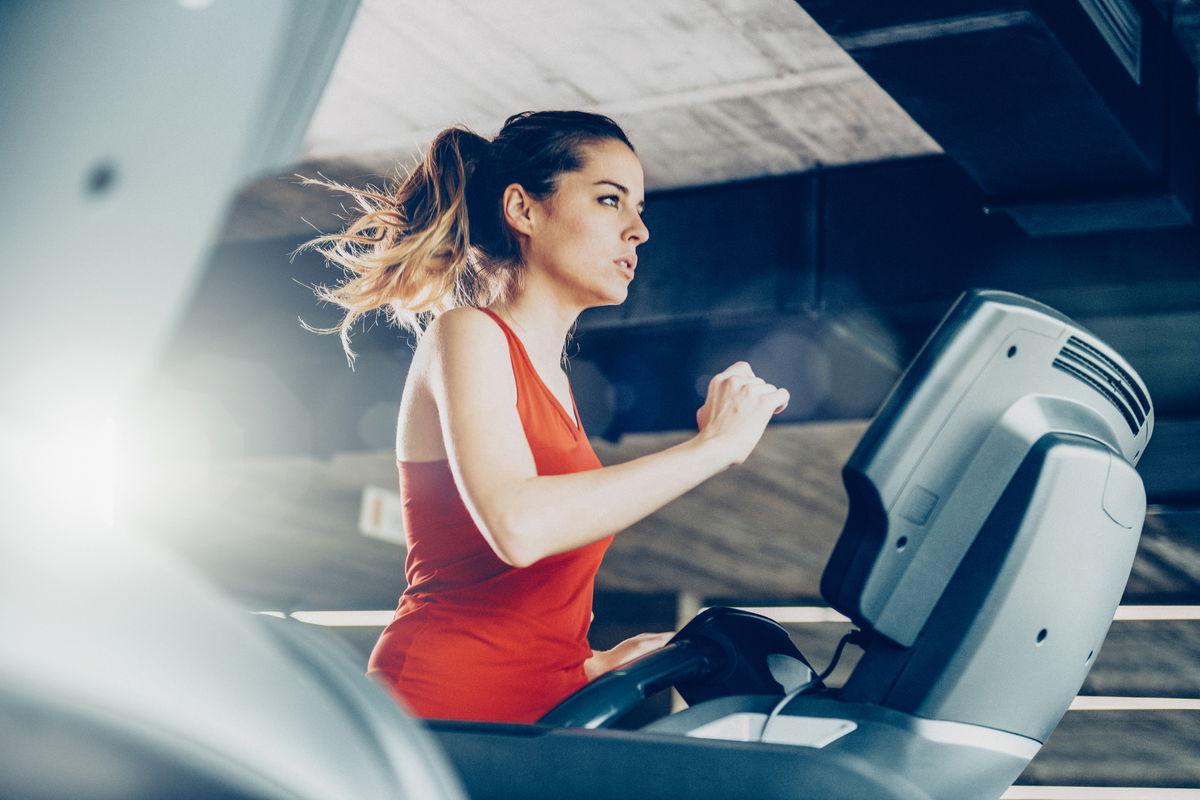 ragazza che corre su un tapis roulant