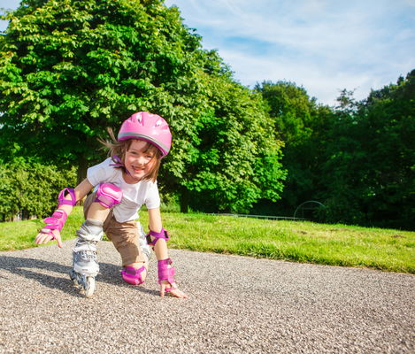 Sui pattini o in bici il divertimento è sicuro con il kit di protezione