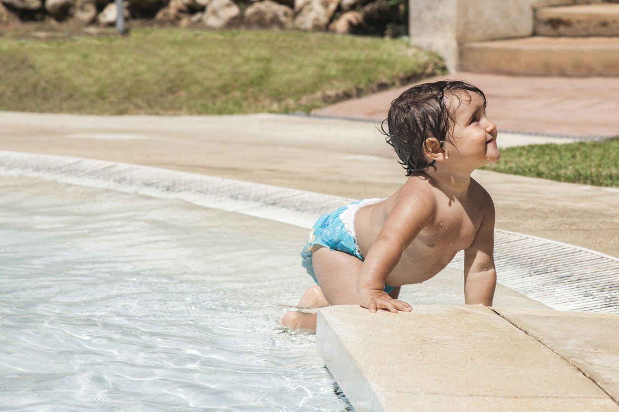 bambino in piscina con pannolino impermeabile