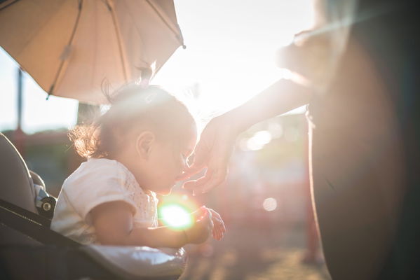 bimbo su passeggino con parasole