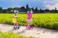 bambini che vanno in monopattino