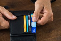 Mani che estraggono un carta di credito dal portafoglio
